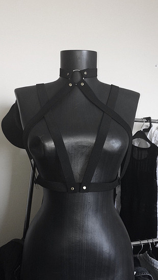 Siyah lastik harness vücut kemeri
