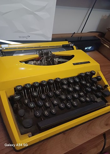 Sarı Vintage Daktilo - Görsel 3