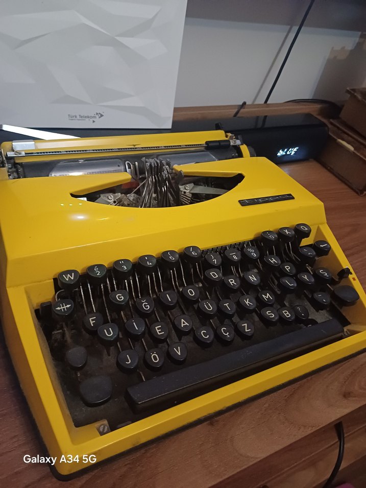 Sarı Vintage Daktilo - Görsel 3