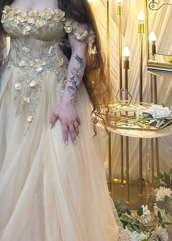 Çiçek ve korse Detaylı Straplez Gold Gelinlik - Görsel 13