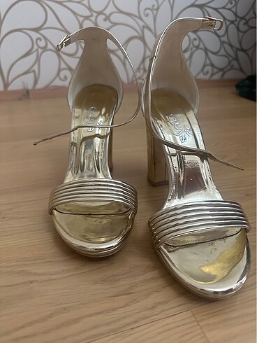 Diğer Gold kalın topuk sandalet