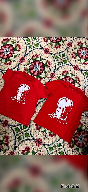 İki tane kırmızı Atatürk baskılı tişört