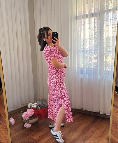 Pembe yırtmaçlı elbise
