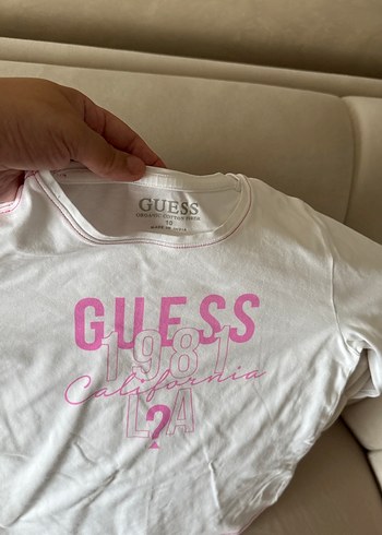 Beyaz kısa kollu baskılı Guess tişört