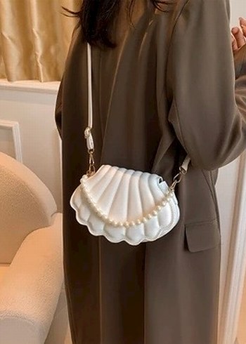 Sheinside İnci Detaylı Beyaz Kabuk Formlu Çanta
