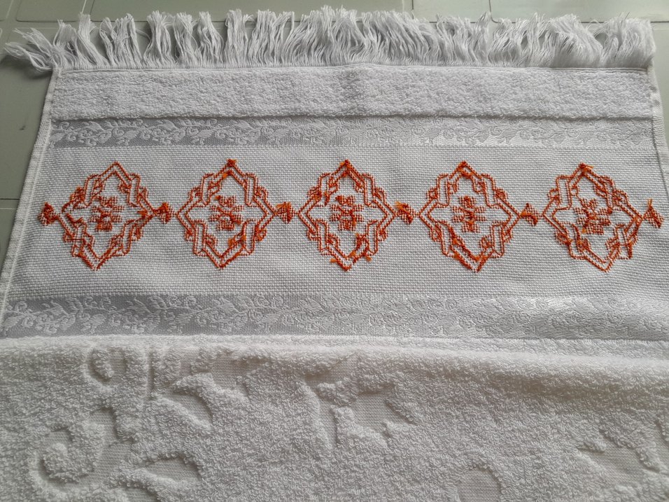 Renkli Nakışlı Beyaz Havlu - Görsel 5