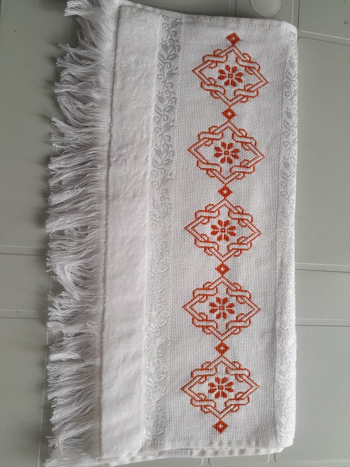 Renkli Nakışlı Beyaz Havlu - Görsel 4