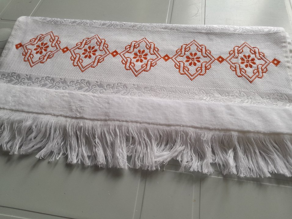Renkli Nakışlı Beyaz Havlu - Görsel 3