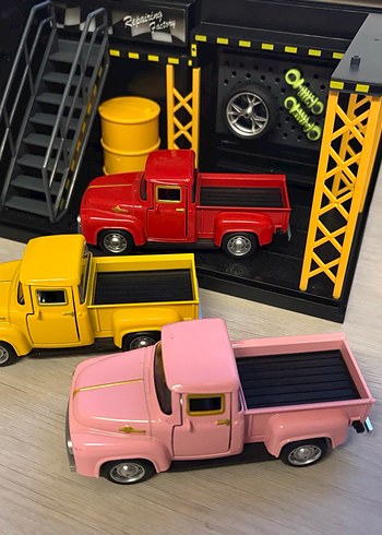 Renkli Pembe Oyuncak Kamyonet