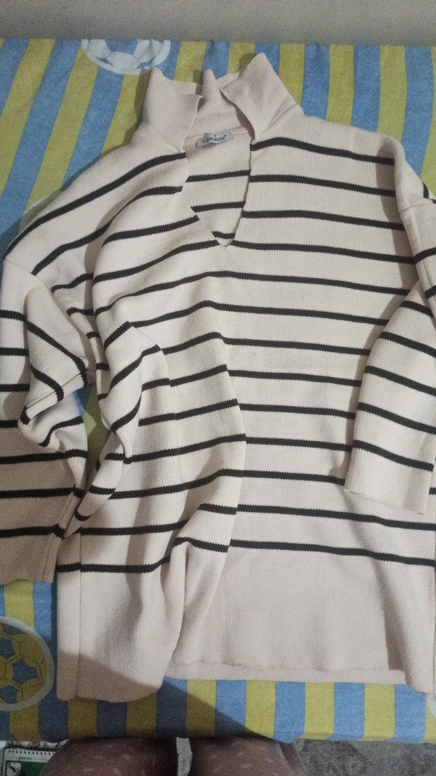 V Yaka Çizgili Bej Kadın Triko - Görsel 3