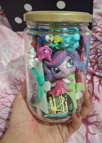 Renkli Mini Oyuncaklar ve Puzzle Parçaları Kavanozda