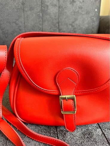 Kırmızı çanta - Görsel 2