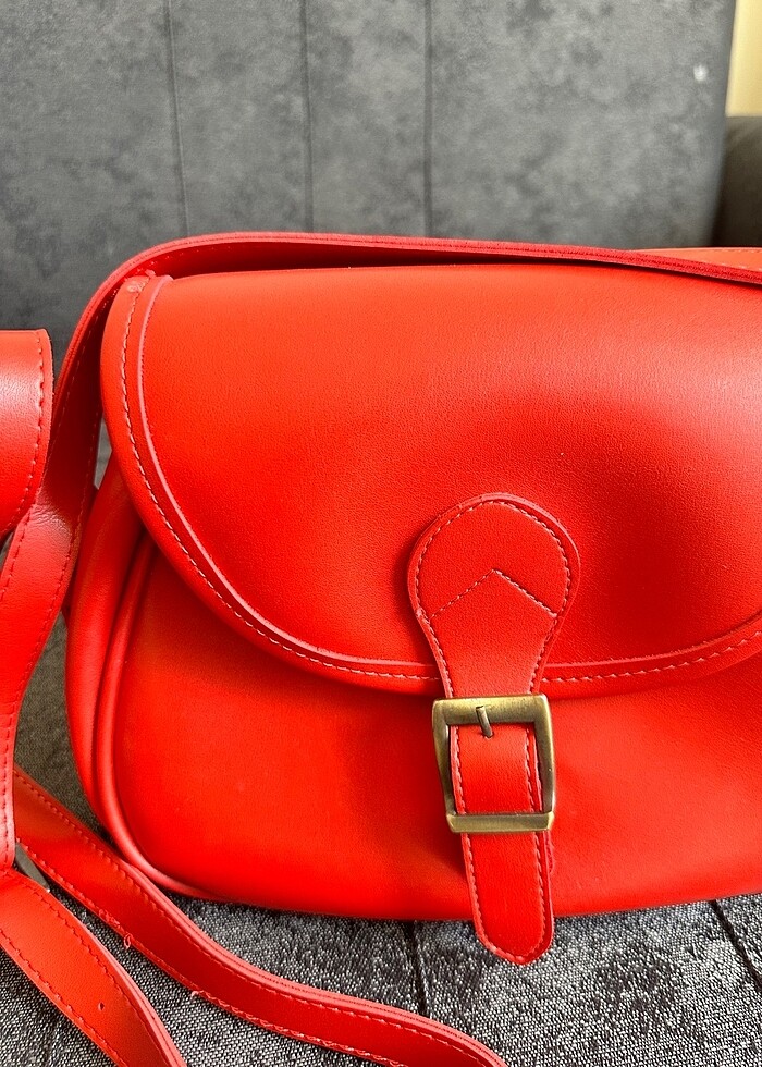 Kırmızı çanta - Görsel 2