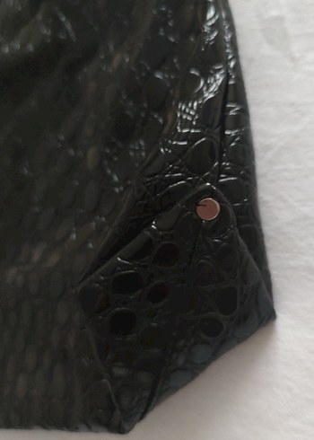 Zincir Detaylı Siyah Yılan Desenli Deri Çanta - Görsel 4