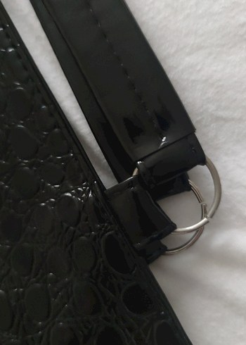 Zincir Detaylı Siyah Yılan Desenli Deri Çanta - Görsel 2