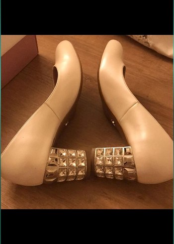 Parlak Bej Tokalı Topuklu Kadın Stiletto - Görsel 3