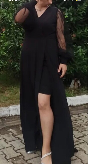 Siyah yırtmaçlı elbise