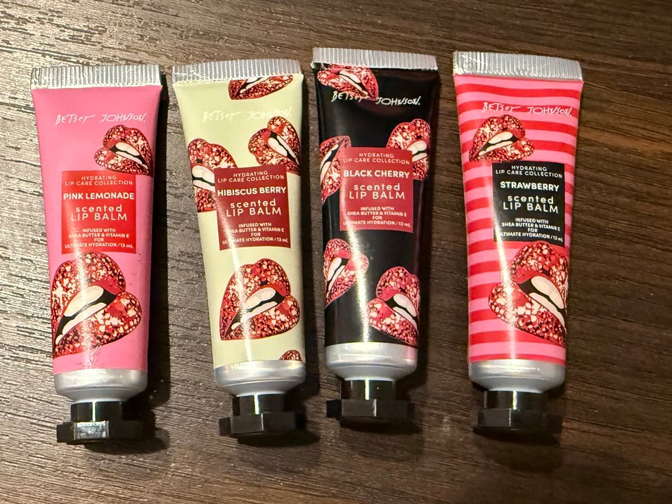 Betsey Johnson Dudak Parlatıcısı - Görsel 2