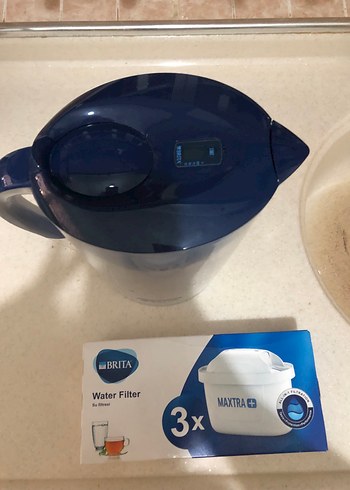 Brita XL su arıtıcı sürahi yanında 3lü yedek filtre