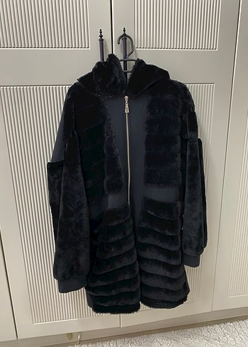 Siyah Kapüşonlu kürk detaylı dış giyim - Görsel 2