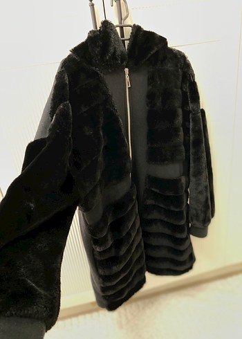 Siyah Kapüşonlu kürk detaylı dış giyim - Görsel 3