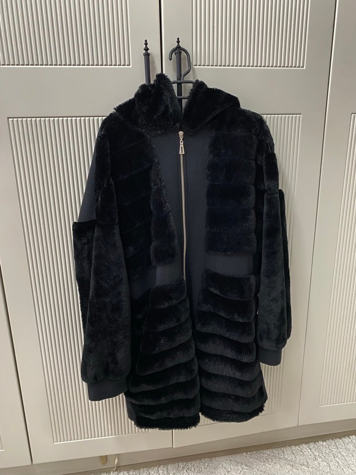 Siyah Kapüşonlu kürk detaylı dış giyim - Görsel 2