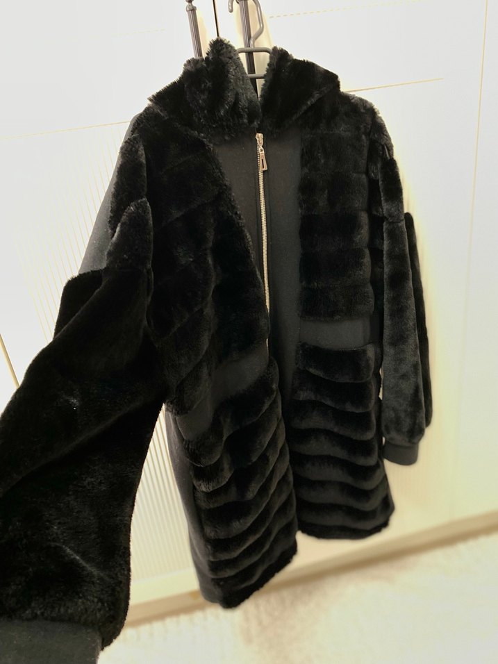 Siyah Kapüşonlu kürk detaylı dış giyim - Görsel 3