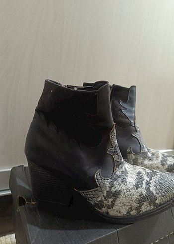 Gri Yılan Desenli Deri Dolgu Topuklu Kadın Bot - Görsel 2