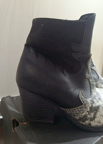 Gri Yılan Desenli Deri Dolgu Topuklu Kadın Bot - Görsel 3