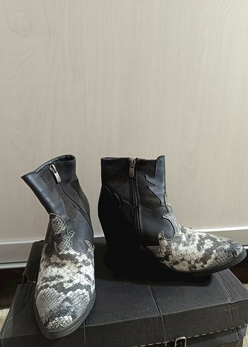 Gri Yılan Desenli Deri Dolgu Topuklu Kadın Bot - Görsel 6
