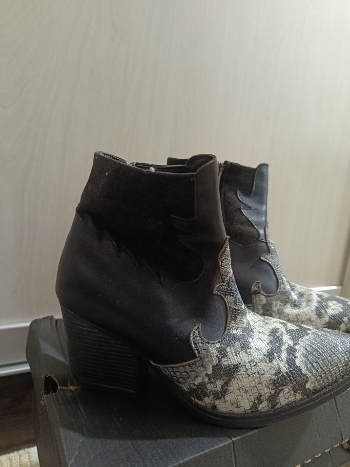 Gri Yılan Desenli Deri Dolgu Topuklu Kadın Bot - Görsel 2