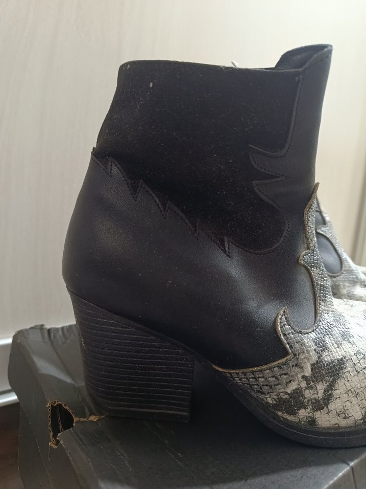 Gri Yılan Desenli Deri Dolgu Topuklu Kadın Bot - Görsel 3