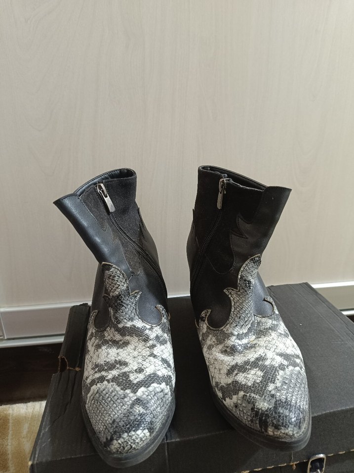 Gri Yılan Desenli Deri Dolgu Topuklu Kadın Bot - Görsel 5