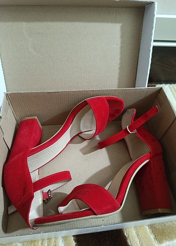 Kırmızı Süet Tokalı Topuklu Kadın Ayakkabı - Görsel 2