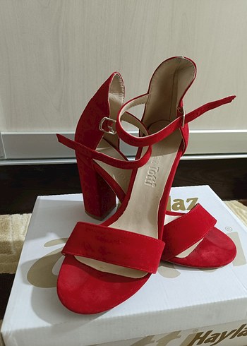 Kırmızı Süet Tokalı Topuklu Kadın Ayakkabı - Görsel 3