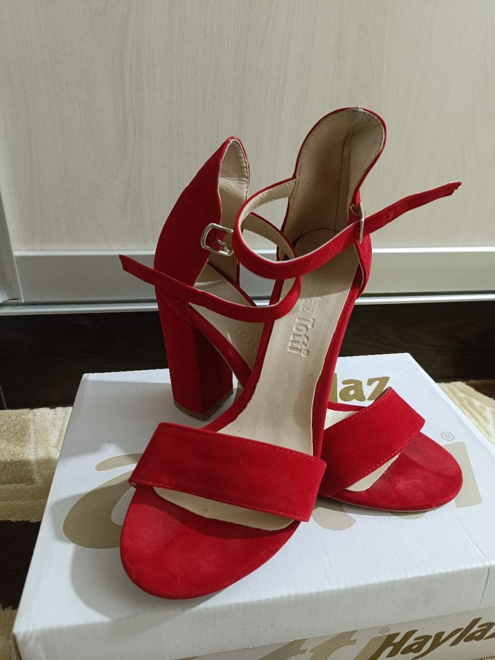 Kırmızı Süet Tokalı Topuklu Kadın Ayakkabı - Görsel 3