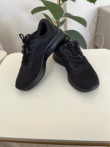 37,5 Beden siyah Renk Orjinal Skechers 37,5 numara sıfır