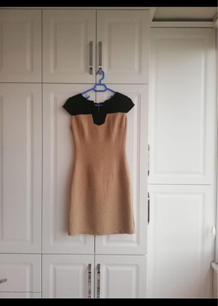 Siyah yaka detaylı bej mini elbise - Görsel 2