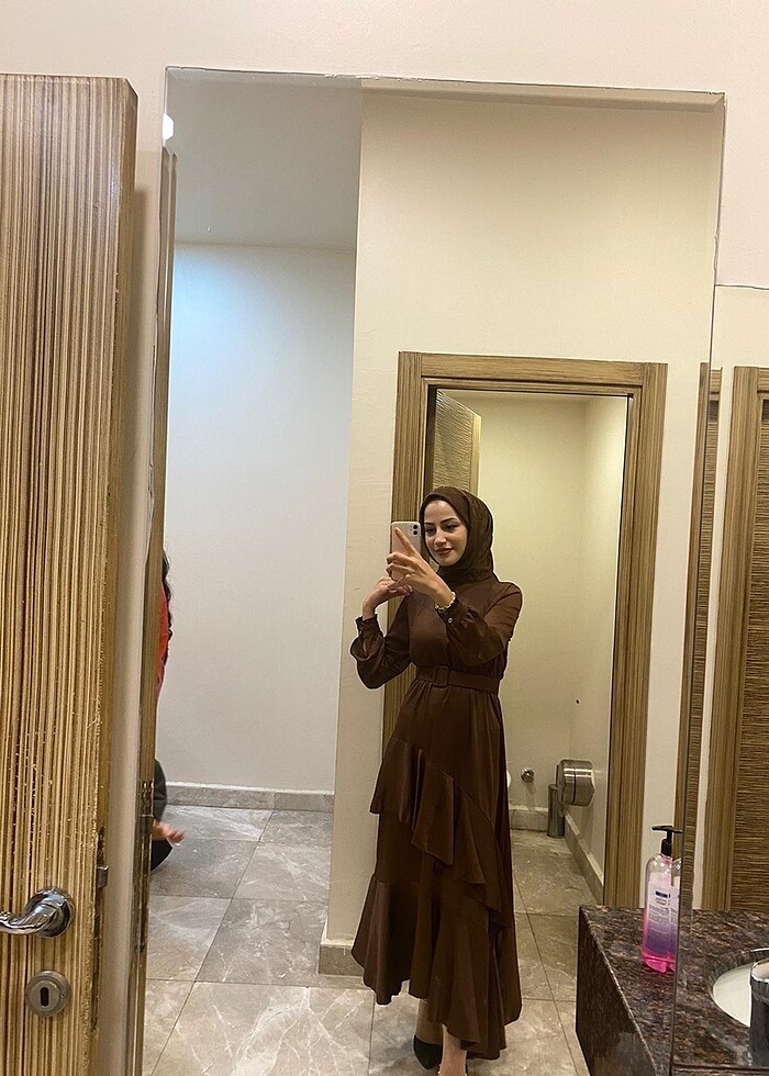 Saten volanlı elbise - Görsel 2