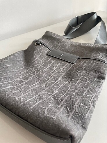 Beden gri Renk Calvin Klein Monogram Postacı Çanta