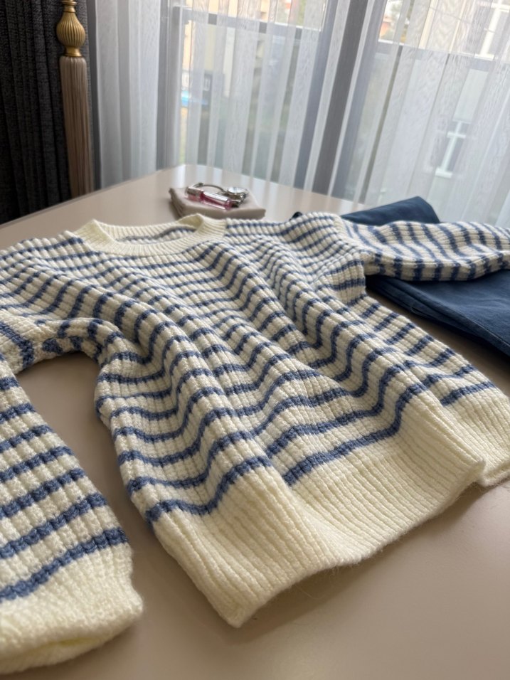 Mavi Çizgili Rahat Örgü Kadın Kazak - Görsel 3