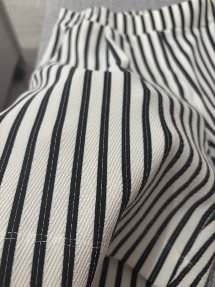 Kadın Gri Beyaz Çizgili Pileli Mini Şort - Görsel 3