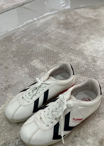 Beyaz Kadın Spor Ayakkabı Siyah Detaylı - Görsel 4