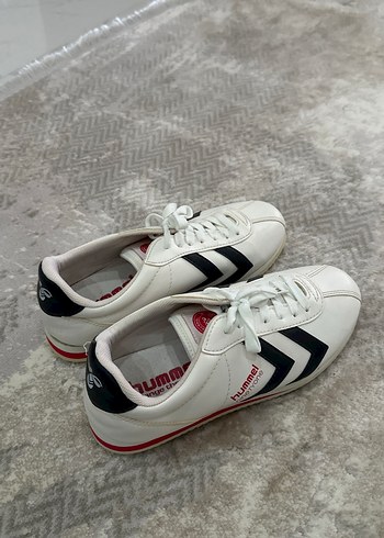 Beyaz Kadın Spor Ayakkabı Siyah Detaylı - Görsel 2