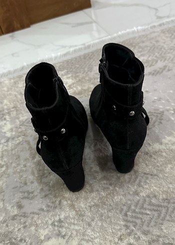 Siyah Süet Tokalı Blok Topuklu Kadın Bot - Görsel 3