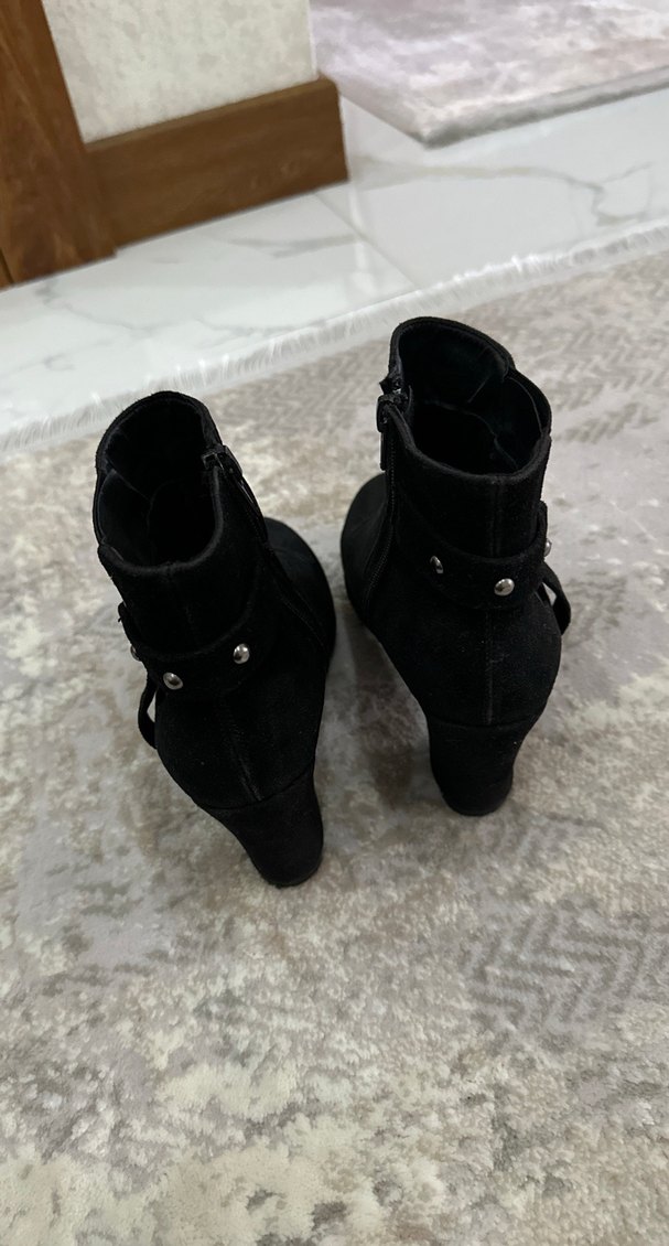 Siyah Süet Tokalı Blok Topuklu Kadın Bot - Görsel 3