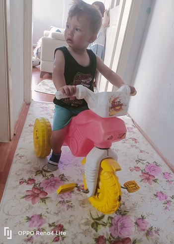 Renkli Pembe Üç Tekerlekli Bisiklet