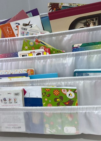 Çocuklar için Beyaz ve Gri Kitap Rafı - Görsel 2