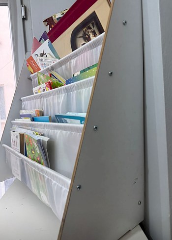 Çocuklar için Beyaz ve Gri Kitap Rafı - Görsel 3