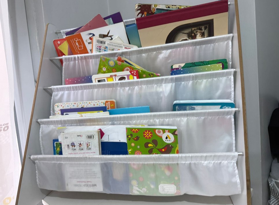 Çocuklar için Beyaz ve Gri Kitap Rafı - Görsel 2